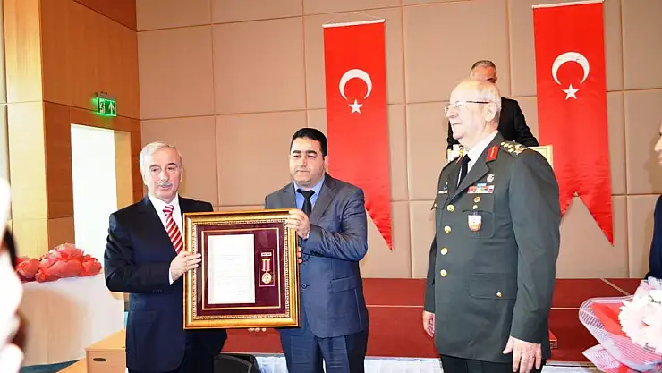 VALİ KAMÇI DEVLET ÖVÜNÇ MADALYALARINI VERDİ