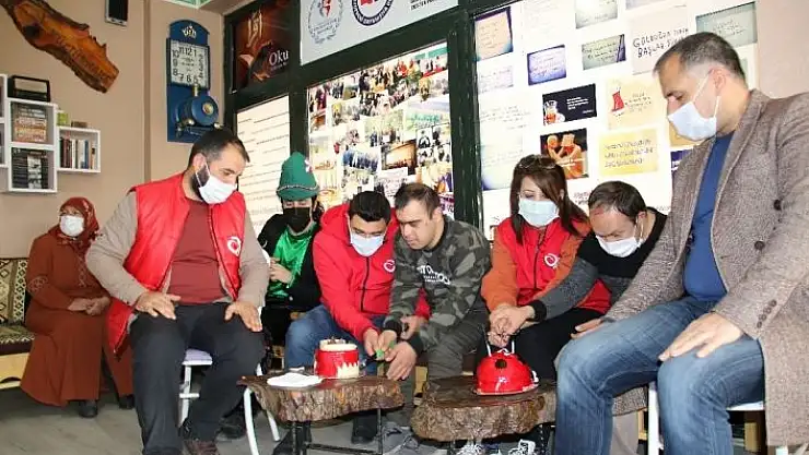 'Down sendromlu iki arkadaşa doğum günü sürprizi'