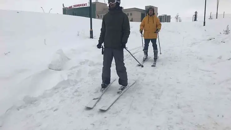 'Drone pisti kar yağınca kayak pisti oldu, öğrenciler doyasıya eğlendi'