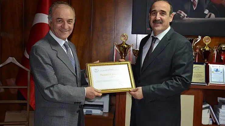 DİLAVER GÜR´E TEŞEKKÜR PLAKETİ