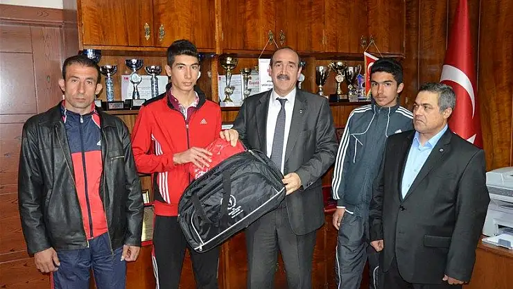  BAŞARILI OLAN KICK BOKSCULARA İL MÜDÜRÜNDEN HEDİYELER