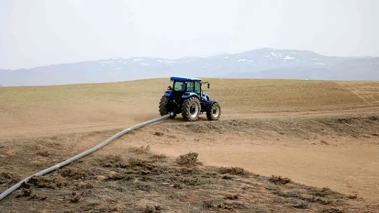 'DSİ yardımcı olmadı, üretimden vazgeçmeyerek  tarlasına 2.5 km boru döşedi'