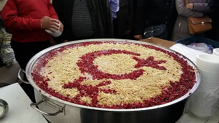 DUALAR VE HATİMLERLE AŞURE DAĞITILDI