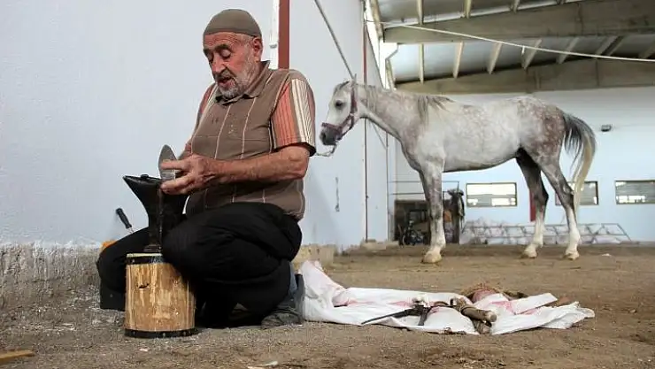 'Dükkana getirilen at kalmayınca, seyyar nalbantlığa başladı'