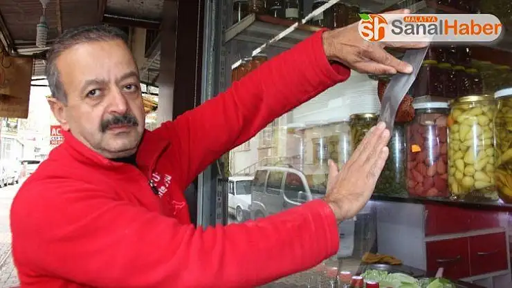Dünya gündemine oturan duvardaki muz yerine camda çiğ köfte