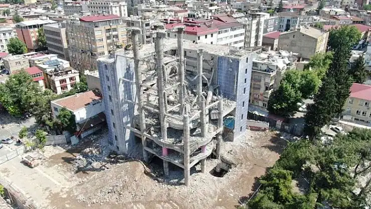 'Dünyanın en saçma binasının dev sütunları yıkıldı'