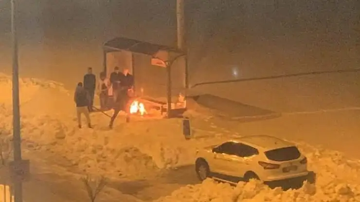 'Durakta bekleyen gençler eksi 8 derecede ateş yakarak ısındı'