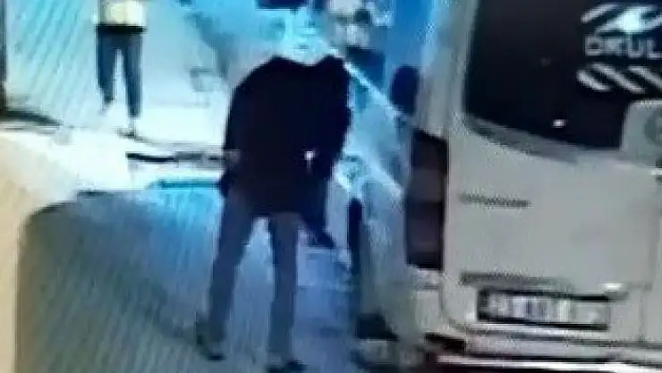 'Durduk yere minibüsün lastiğini kesip yoluna devam etti'