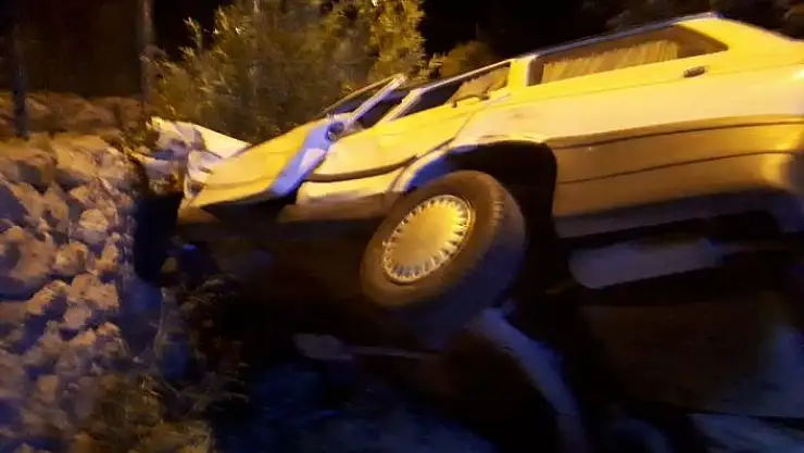 'Duvara çarpan otomobildeki 4 kişi yaralandı'