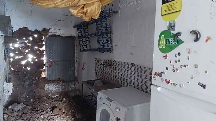 'Duvarı yıkılan aile yardım bekliyor'