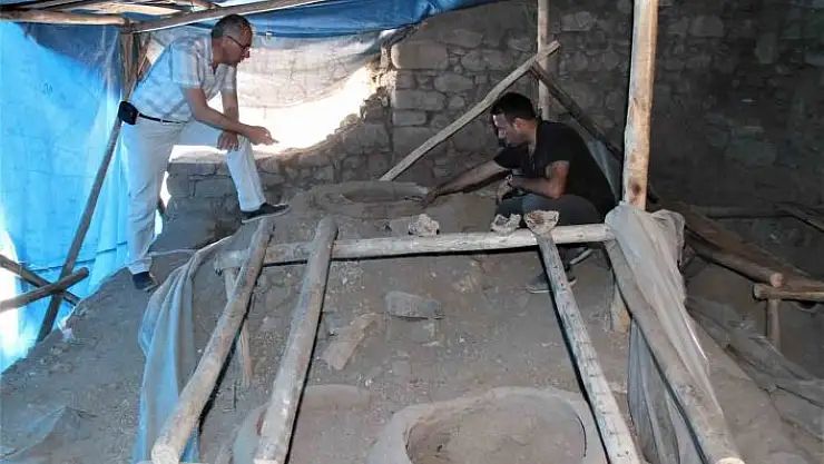 '(Düzeltme)  Türkiye´de benzeri yok, 700 yıllık metal atölyesi keşfedildi'