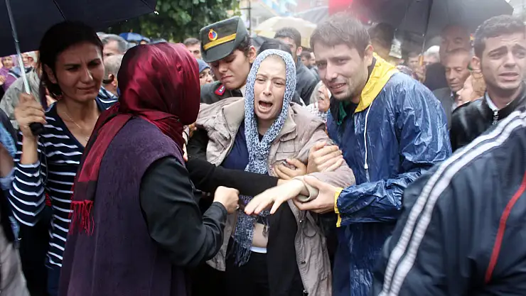 ŞEHİT TOLGA TOPCUOĞLUNUN EŞİ FERYAT EDEREK GÖZ YAŞI DÖKTÜ