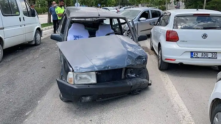 'Ehliyetsiz sürücü ters yöne girdi, iki otomobile çarptı: 2 yaralı'
