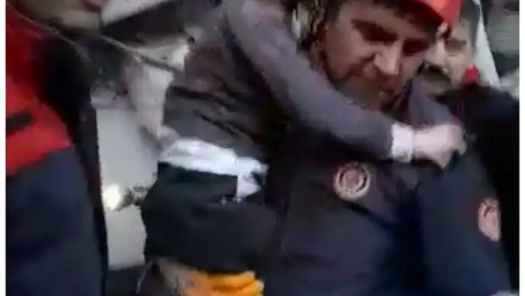 'Ekipler 3 yaşındaki Meryem´i ve babasını kurtardı'