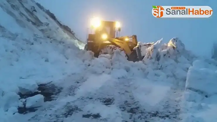 Ekipler kapalı köy yollarını açmak için seferber oldu