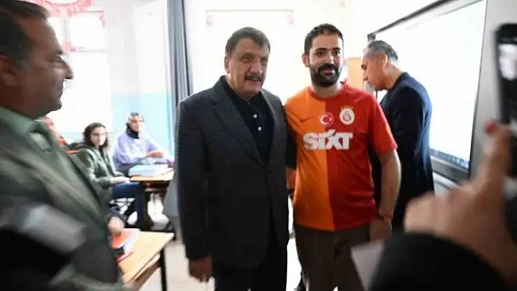 'EKPSS kursiyerlerine ek kaynak kitapları dağıtıldı'