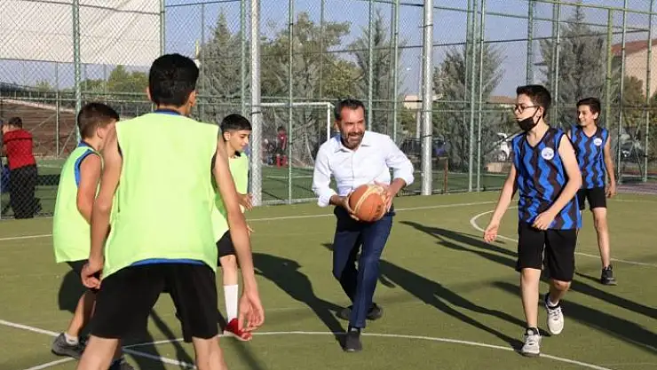 'Elazığ Belediye Başkanı Şerifoğulları miniklerle maç yaptı'