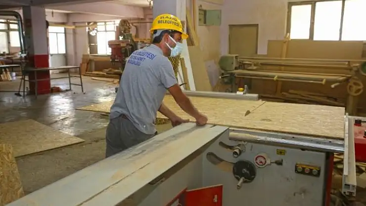 'Elazığ Belediyesi, durak, bank ve çeşitli mobilyaları kendi bünyesinde üretiyor'