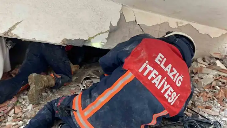 'Elazığ Belediyesi itfaiye ekipleri, deprem bölgesinde'