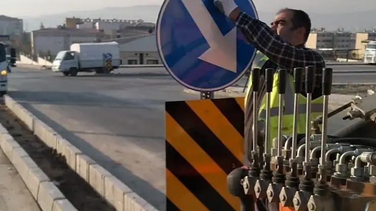 'Elazığ Belediyesi yön levhalarını yeniliyor'