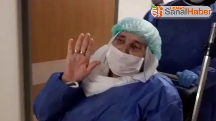 Elazığ'da 'korona virüsü' yenen 14 kişi alkışlarla taburcu oldu