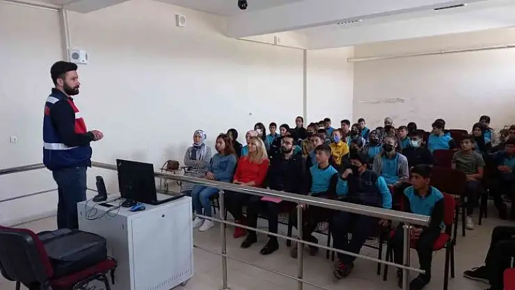 'Elazığ `da 11 okuldan 670 öğrenci ve 39 öğretmene siber farkındalık eğitimi verildi'