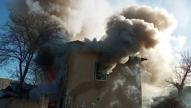 'Elazığ´da 2 katlı ev yangında, kullanılamaz hale geldi'