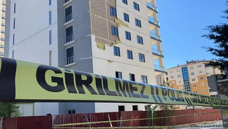 'Elazığ´da 28 katlı bina, fırtına ile tehlike oluşturdu şeritle yollar kapatıldı'