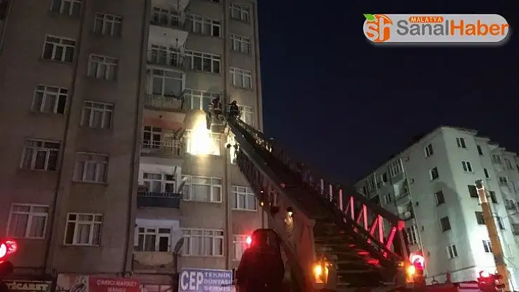 Elazığ'da 5 katlı binada yıkılma tehlikesi