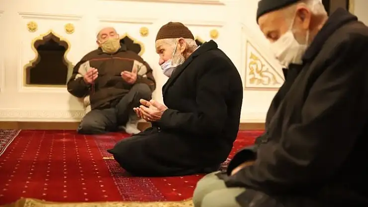 'Elazığ´da 65 yaş üstünün sabah namazı mutluluğu'