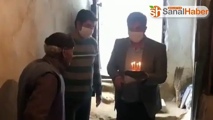 Elazığ'da 76 yaşına giren Saim  amcaya, sürpriz doğum günü