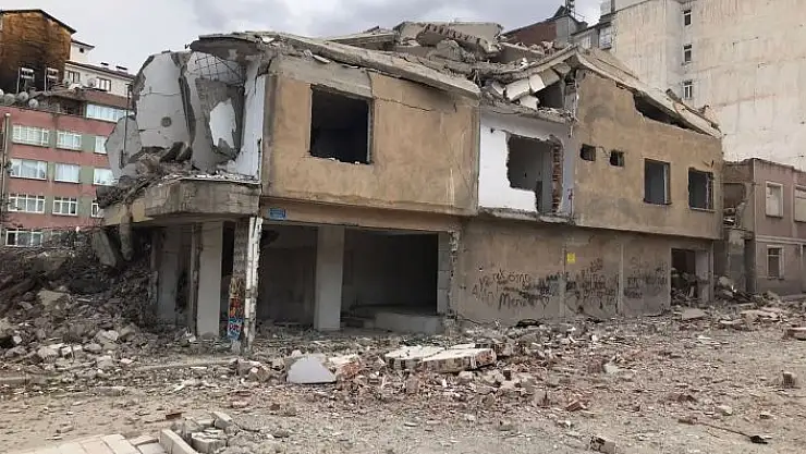 'Elazığ´da ağır hasarlı 8 katlı bina korna sesi ile yıkıldı'
