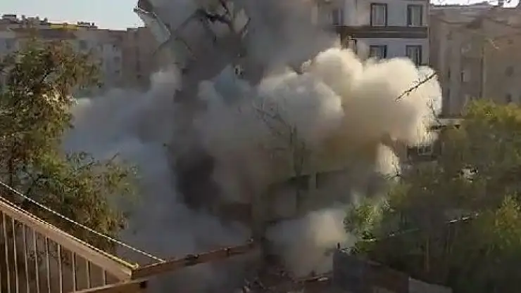 'Elazığ´da ağır hasarlı bina tek dokunuşta yerle bir oldu'