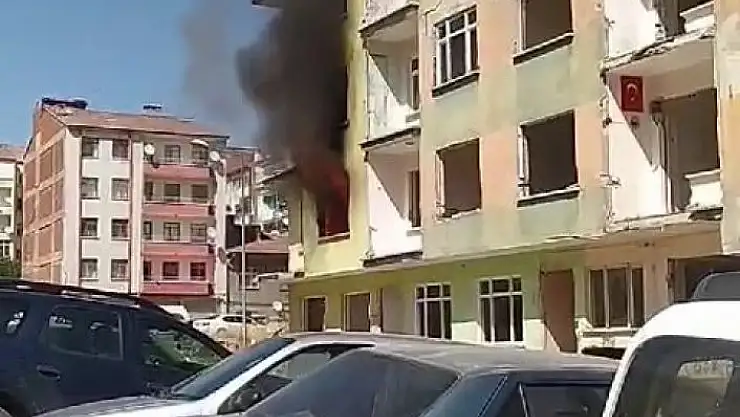 'Elazığ´da ağır hasarlı binada yangın'