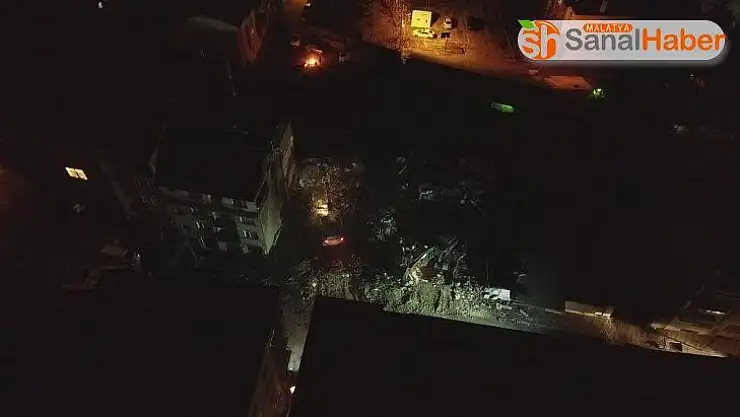 Elazığ'da ağır hasarlı binaların  yıkımı  geceleri de devam ediyor