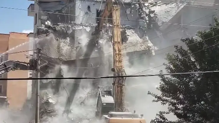 'Elazığ´da ağır hasarlı binaların yıkımı sürüyor'