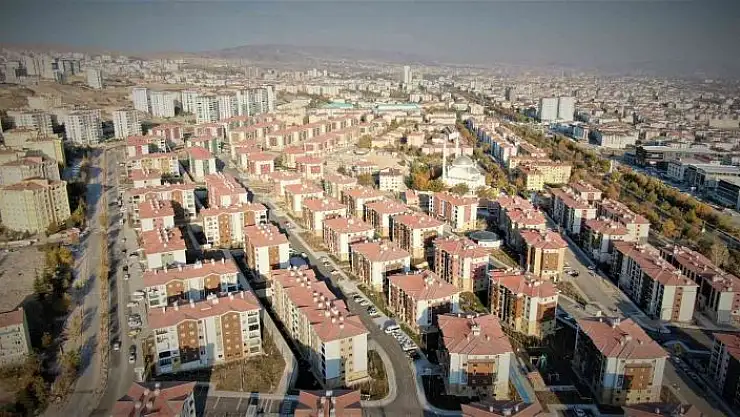 'Elazığ´da anahtarlarını alan depremzedeler, yeni konutlarına kavuşmanın mutluluğunu yaşıyor'