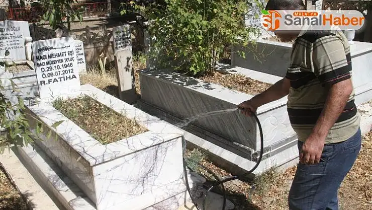 Elazığ'da Arife günü mezarlıklarda ziyaretçi yoğunluğu