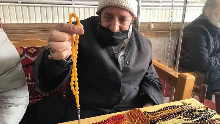 'Elazığ´da asırlık tespihler çay ocağında sergileniyor: Fiyatı 10 bin dolara kadar çıkıyor'