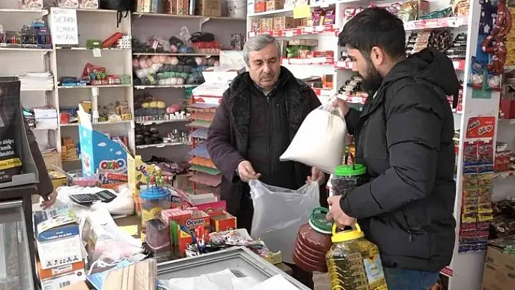 'Elazığ´da bakkal sahibi indirim yaptı, astığı yazılarla da dikkat çekti'