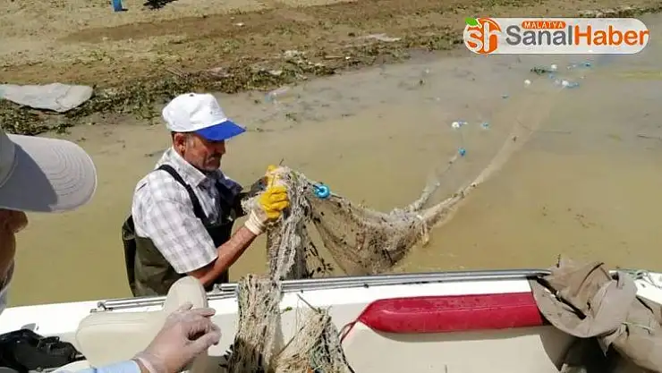 Elazığ'da bin metrelik kaçak balık ağı toplanarak imha edildi