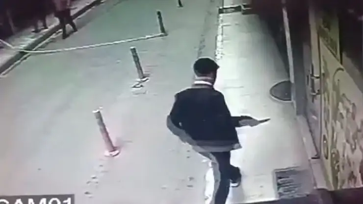 'Elazığda bir şahıs tartıştığı kişiyi bıçaklayıp kaçtı: O anlar kamerada'