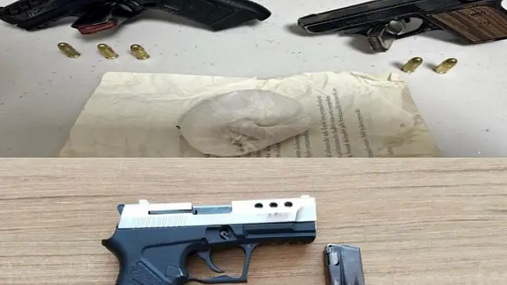 'Elazığ´da bir şüpheli yakalanırken, 3 adet ruhsatsız tabanca ele geçirildi'