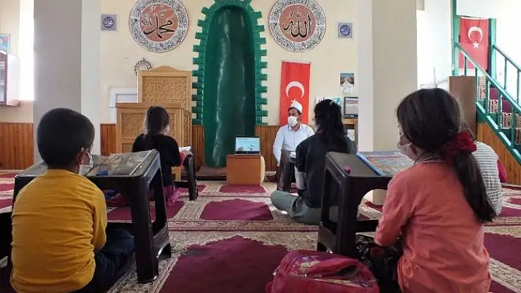 'Elazığ´da cami depremzede öğrencilerin eğitim yuvası oldu'