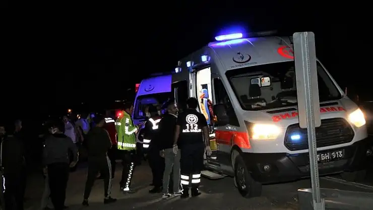 'Elazığ´da çarpışan araçlar şarampole yuvarlandı: 2´si ağır 5 yaralı'