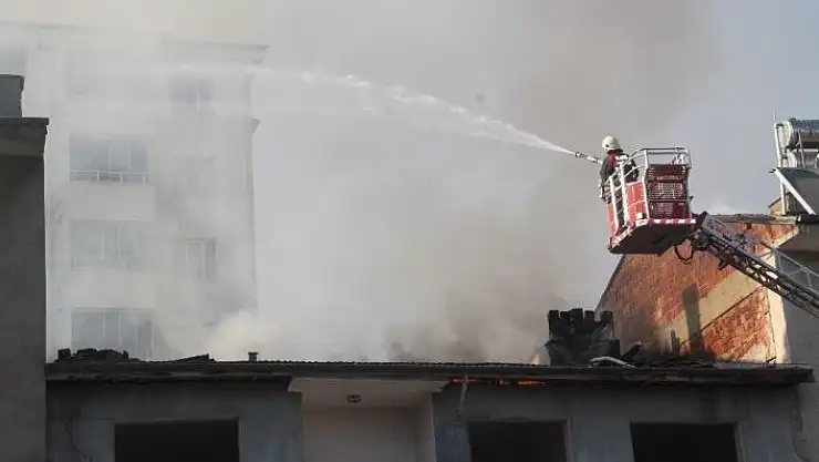 'Elazığ´da çatı yangını 2 binaya sıçradı'