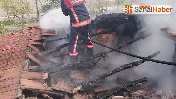 Elazığ'da çatı yangını