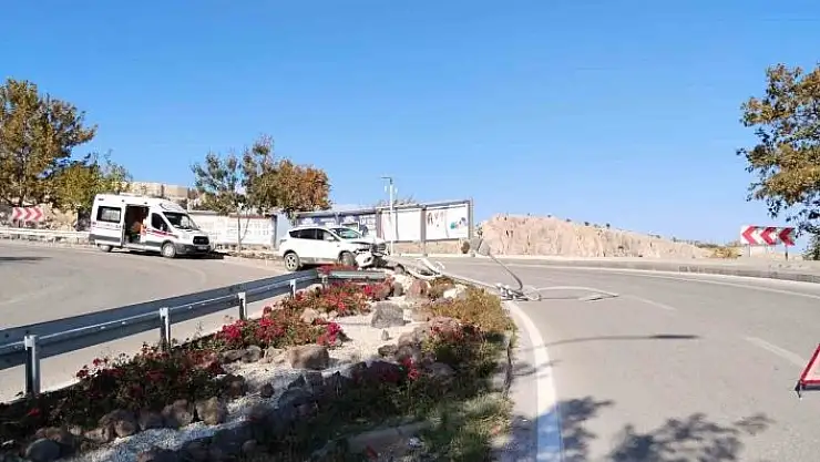 'Elazığ´da cip aydınlatma direğine çarptı: 3 yaralı'