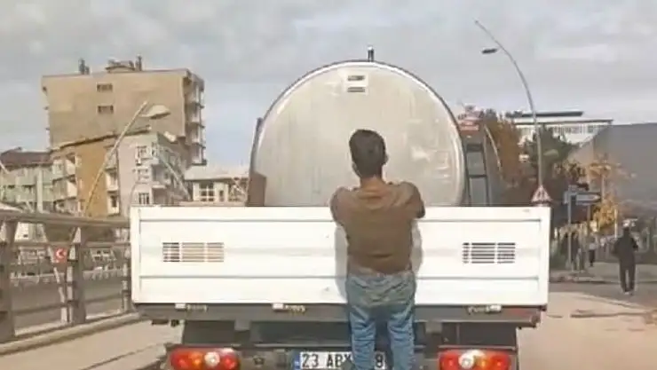 'Elazığ´da çocukların pikap arkasında tehlikeli yolculuğu'