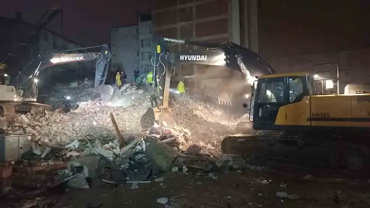 'Elazığ´da çöken binada arama kurtarma çalışmalarına doğalgaz sızıntısı nedeniyle ara verildi'